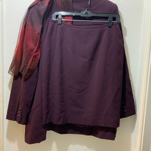 B. Bennett  2 piece  Skirt Suit. Excellent Condition. Size:8 - Picture 13 of 15